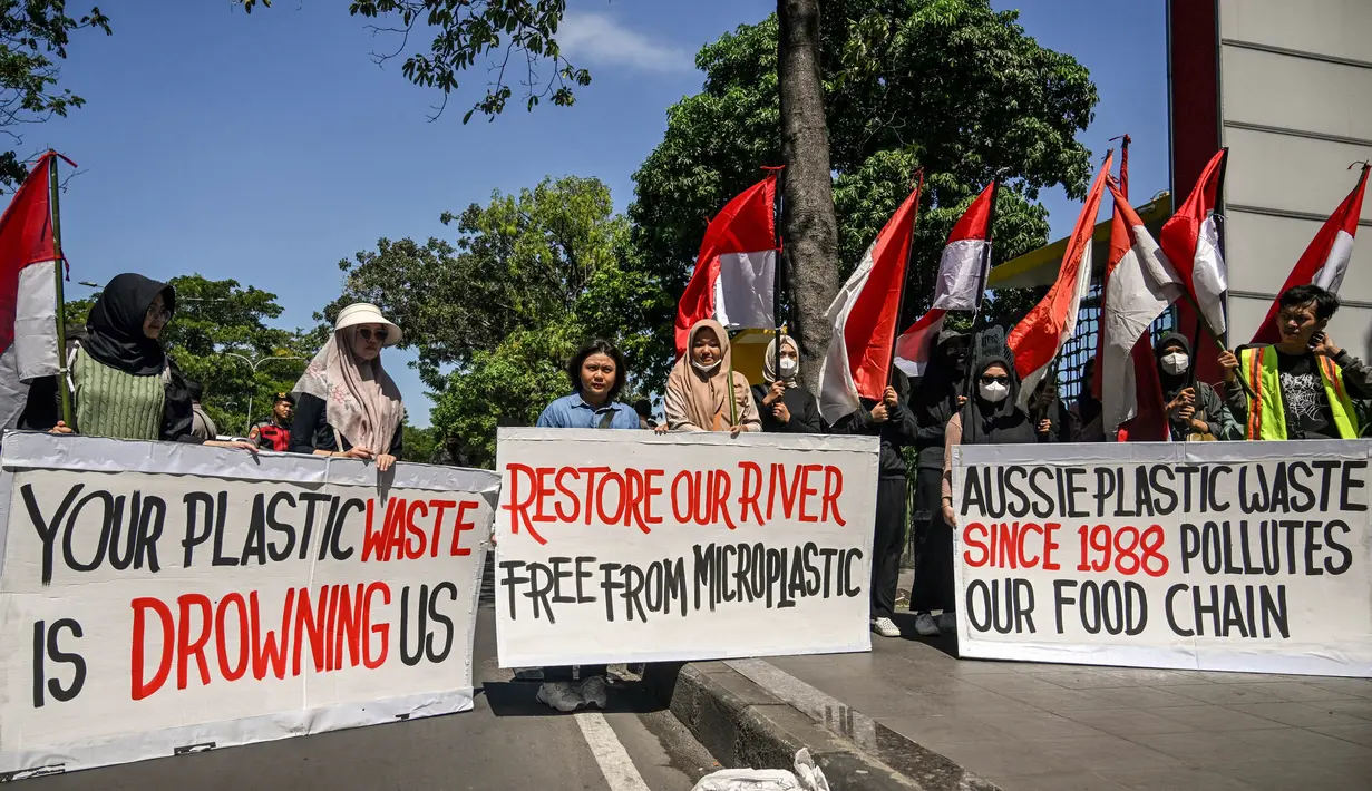 Aksi unjuk rasa diwarnai dengan adegan teatrikal bertajuk 'Sampahmu Menenggelamkan Kami'. (JUNI KRISWANTO/AFP)