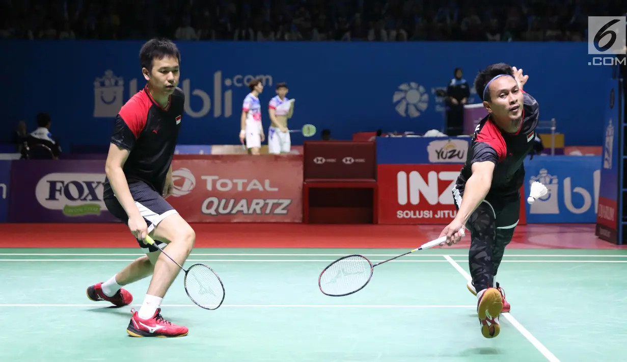 Pebulu tangkis ganda putra Indonesia, M Ahsan/Hendra Setiawan saat melawan Hiroyuki Endo/Yuta Watanabe (Jepang) di di Babak 8 besar Indonesia Open 2019 di Istora Senayan, Jakarta, Jumat (19/7/2019). Hendra/Ahsan unggul 21-15, 9-21, 22-20. (Liputan6.com/Helmi Fitrhiansyah)