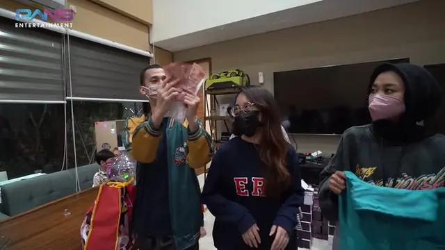 7 Potret Nagita Slavina Bagi-bagi Hampers ke Karyawan, Ada yang Dapat iPhone 12