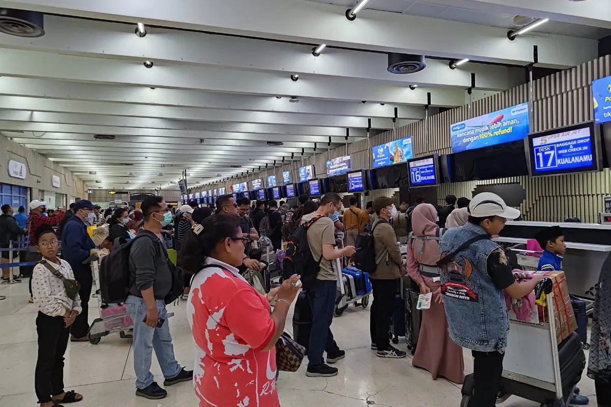 Pergerakan penumpang di Bandara Internasional Soekarno Hatta pada H-5 Lebaran Idul Fitri.