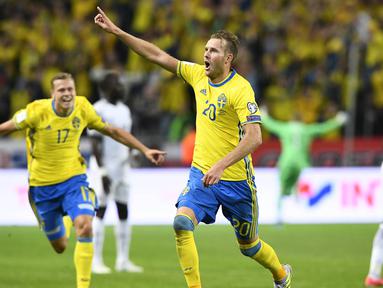 Penyerang Swedia, Ola Toivonen, merayakan gol yang dicetaknya ke gawang Prancis pada laga kualifikasi Piala Dunia 2018 di Stadion Friends Arena, Solna, Jumat (9/6/2017). Swedia menang 2-1 atas Prancis. (AFP/Jonathan Nackstrand)