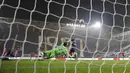 Pemain Liverpool Mohamed Salah (tak terlihat) mencetak gol ke gawang Atalanta pada pertandingan Grup D Liga Champions di Stadion Gewiss, Bergamo, Italia, Selasa (3/11/2020). Liverpool menang 5-0. (AP Photo/Luca Bruno)