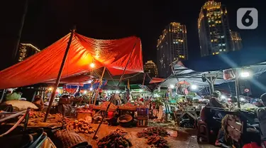 Suasana pasar Kebayoran Lama pada malam hari saat menggunakan kamera realme 9 Pro Plus dengan sensor Sony IMX76, Jakarta, Kamis (24/02/2022). Sensor ini, memiliki asupan cahaya yang masuk lebih banyak dan memungkinkan besaran megapiksel lebih tinggi. (Liputan6.com/Fery Pradolo)