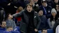 Pelatih Chelsea, Antonio Conte, tampak serius mengamati permainan anak asuhnya saat pertandingan melawan Leicester City pada laga Premier League di Stadion  Stamford Bridge Sabtu (13/1/2018). Kedua tim bermain imbang 0-0. (AP/Matt Dunham)