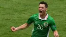 Wes Hoolahan mencetak gol balasan dan 100% tekel bersih saat Irlandia bermain imbang 1-1 melawan Swedia. (13/6/2016). (AFP/Paul Ellis)