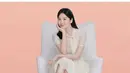 Dalam unggahan resmi brandnya pun, memperlihatkan penampilan Song Hye Kyo yang sempurna. Dalam balutan dress berwarna putih semi transparan yang sangat cantik, Song Hye Kyo tampil bak dewi. Foto: Instagram.