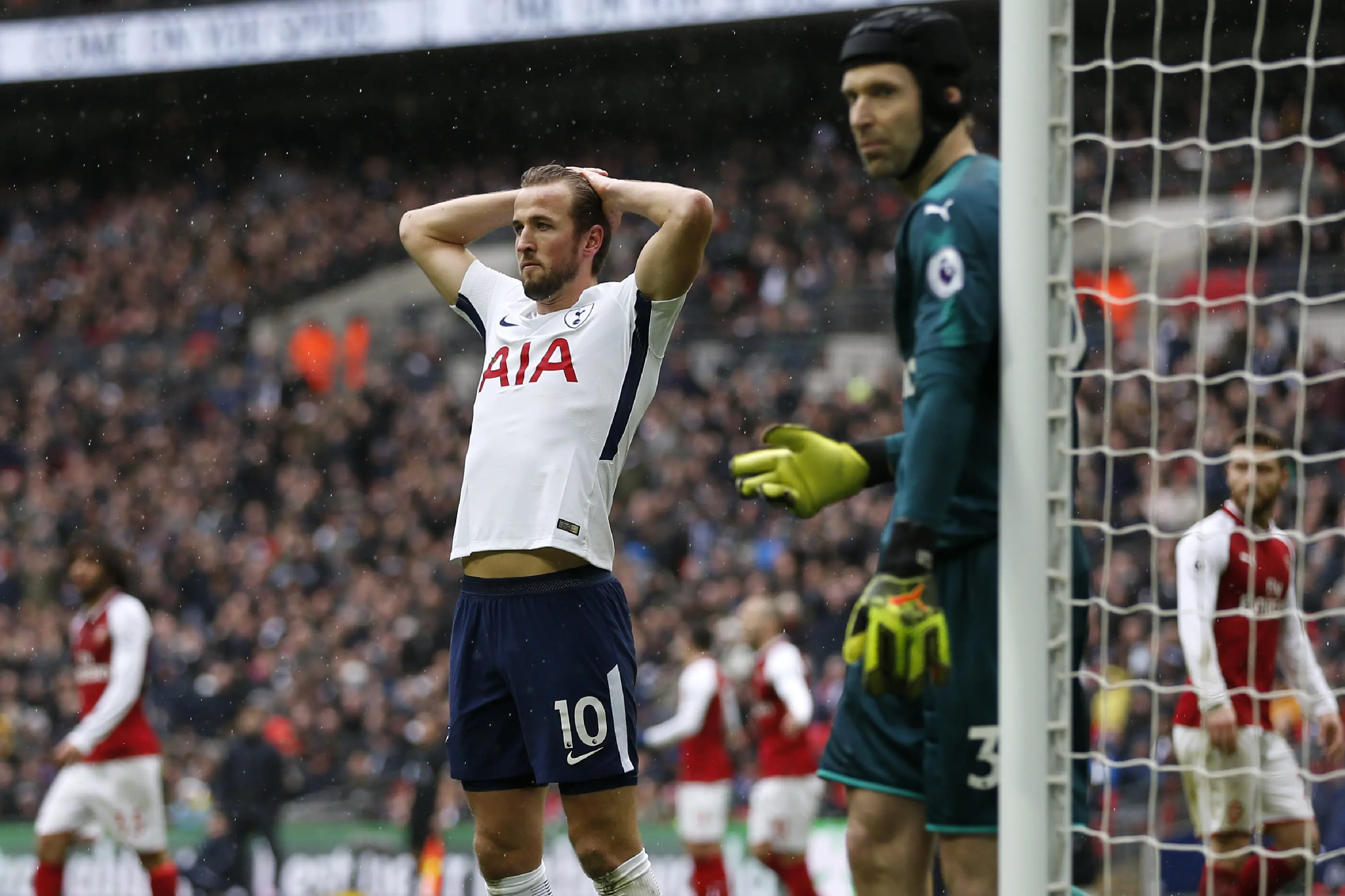 Ekspresi kekecewaan striker Tottenham Hotspur, Harry Kane, setelah melewatkan peluang pada laga melawan Arsenal di Wembley, Sabtu (10/2/2018). (AFP/Ian Kington)