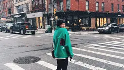 Pemilik nama panjang Enzy Storia Leovarisa ini terkenal dengan kelucuannya saat memandu acara talkshow. Enzy yang receh ini selalu pancarkan sisi positif yang membuatnya terlihat menawan. Foto Enzy di jalanan New York ini banjir pujian dari netizen. (Liputan6.com/IG/@enzystoria)
