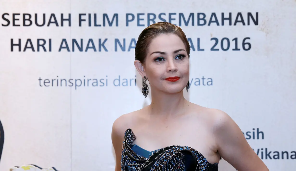 Roweina menjadi ibu yang sangat kejam. Ia menyiksa anaknya hingga menginggal dunia. Itulah gambaran peran baru Roweina Umboh dalam film Untuk Angeline. (Galih W. Satria/Bintang.com)