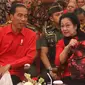 Presiden Jokowi berbincang dengan Ketum PDIP Megawati Soekarnoputri saat menghadiri Rakornas Tiga Pilar PDI Perjuangan di ICE BSD, Tangerang Selatan, Sabtu (16/12). (Liputan6.com/Angga Yuniar)