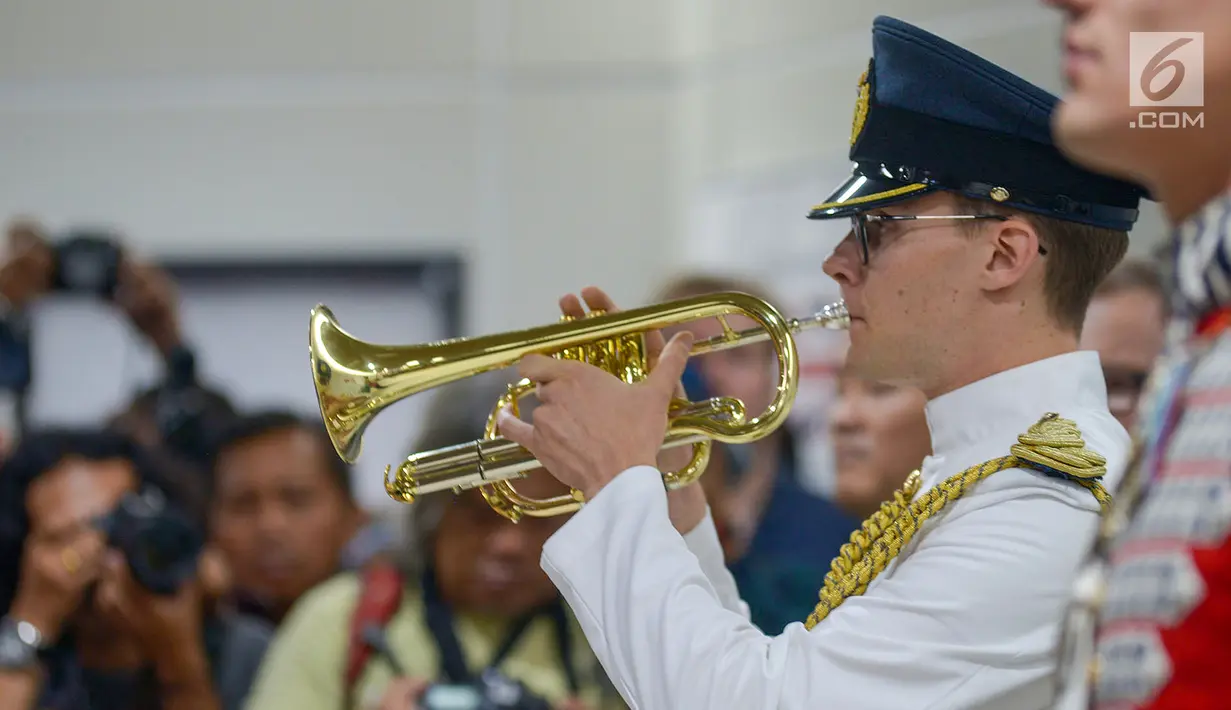 Musisi militer dari Inggris bermain musik di terowongan kereta Mass Rapid Transit (MRT) Kendal, Jakarta, Jumat (21/6/2019). Musisi militer yang tergabung The Central Band of The Royal Airforce dan 1st Battalion of Grenadier Guards menghibur warga dalam rangka HUT Jakarta. (merdeka.com/Imam Bukhori)