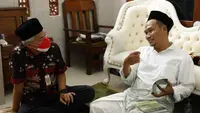 Gubernur Jawa Tengah Ganjar Pranowo bertemu dengan tokoh ulama Gus Baha di kediamannya. (Istimewa)