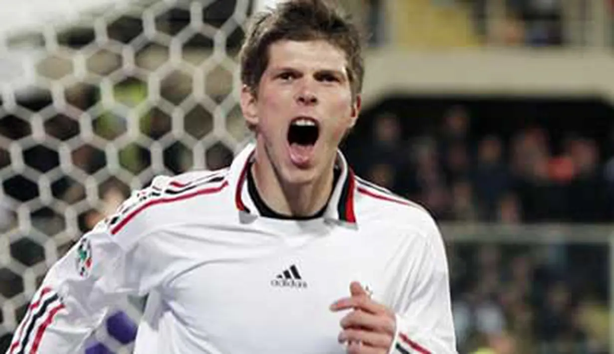 Selebrasi gol striker AC Milan Klaas Jan Huntelaar ke gawang Fiorentina dalam lanjutan Serie A yang berlangsung di Artemio Franchi Stadium, Florence, 24 Februari 2010. AFP PHOTO / FABIO MUZZI 