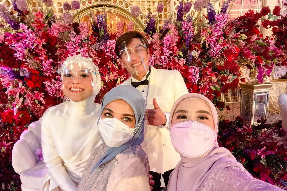Shireen Sungkar dan Ryana Dea menghadiri Tasyakuran Pernikahan Lesti Kejora - Rizky Billar. (Instagram/ shireensungkar)