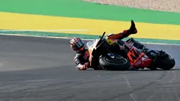 Balapan yang digelar di Autodromo Internacional Ayrton Senna, Goiania, pada Sabtu 21 Maret 2026 waktu setempat atau Minggu (22/3/2026) dini hari WIB juga diwarnai beberapa kecelakaan. Tampak dalam foto, pembalap Red Bull KTM Tech3 asal Spanyol, Maverick Vinales terjatuh saat Sprint Race MotoGP Brasil 2026 di Autodromo Internacional Ayrton Senna, Goiania, Sabtu 21 Maret 2026 waktu setempat atau Minggu (22/3/2026) dini hari WIB. (EVARISTO SA/AFP)