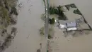 Jalanan yang tertutup air mengganggu kendaraan yang akan melintasi kawasan dekat sungai Snoqualmie, Washington, Kamis (19/11/2015). Bencana ini menewaskan sedikitnya tiga orang. (REUTERS / David Ryder)