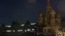 Gereja Katedral St.Basil dan department store GUM terlihat padam tanpa lampu penerangan saat peringatan Earth Hour Internasional di Moskow, Rusia (25/3). (AFP/Alexander Utkin)