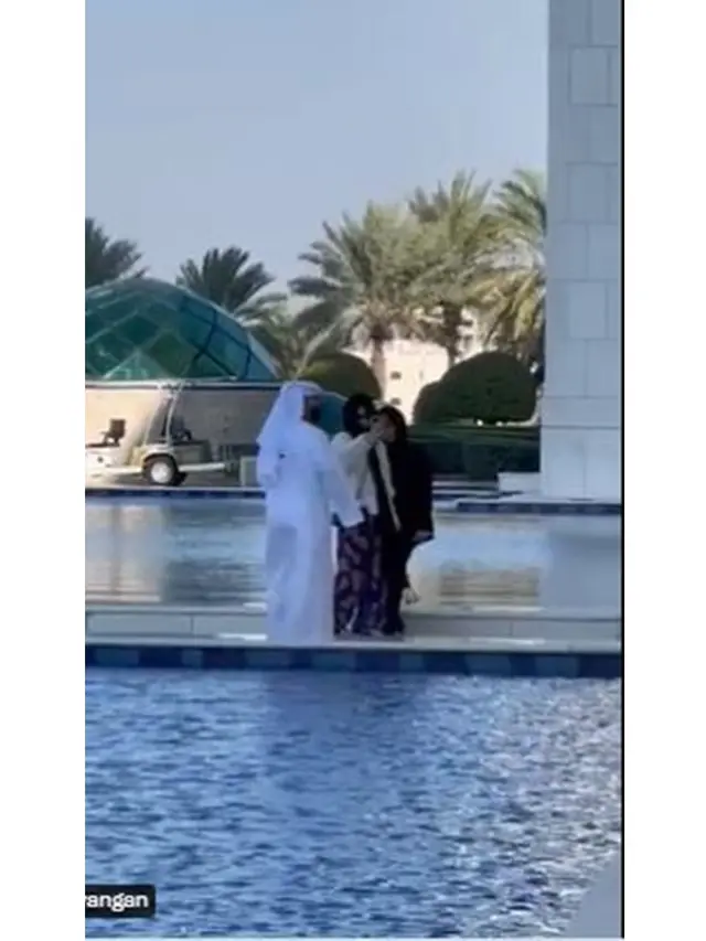 6 Potret Jennie BLACKPINK Pakai Kerudung saat Kunjungi Grand Mosque Abu Dhabi