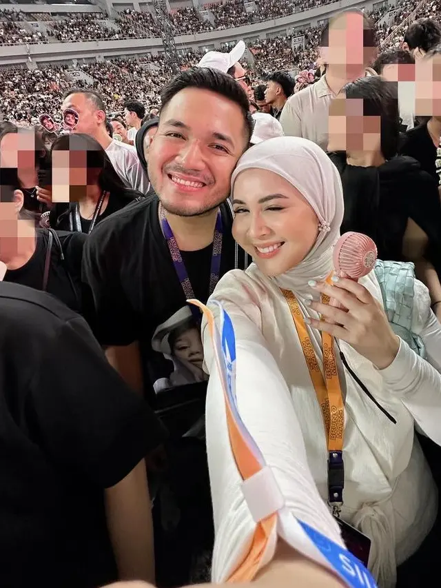 Kesha Ratuliu Nonton Konser Bruno Mars Bersama Pasangan. [@kesharatuliu05]