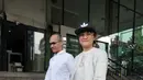 Artis Marshanda bersama sang kekasih, Egi John berjalan keluar Gedung KPK, Jakarta, Jumat (2/10/2015). Marshanda datang untuk meminta izin agar bisa menjenguk Otto Cornelis Kaligis yang ditahan di Rutan Guntur. (Liputan6.com/Helmi Afandi)
