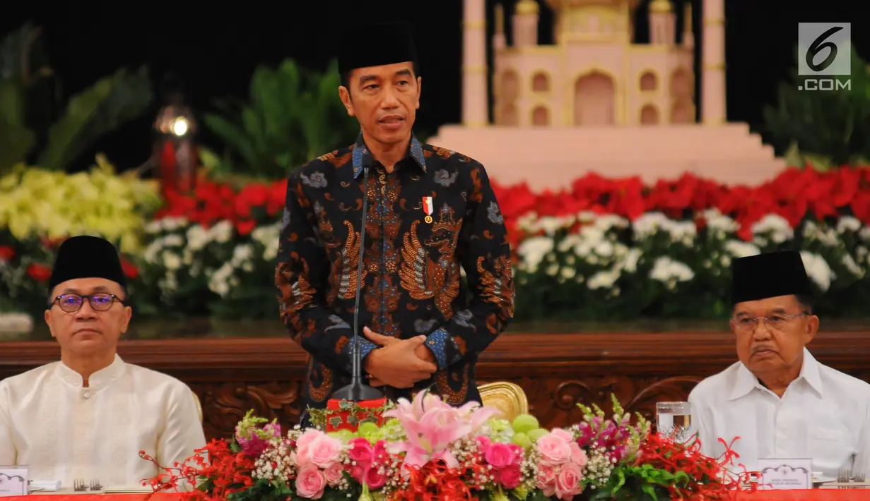 Presiden Joko Widodo atau Jokowi (tengah) didampingi Wapres Jusuf Kalla (kanan) dan Ketua MPR Zulkifli Hasan memberi sambutan saat menerima pimpinan lembaga negara untuk buka puasa bersama di Istana Negara, Jakarta, Senin (6/5/2019). (Liputan6.com/Angga Yuniar)