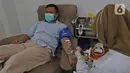 Petugas mengambil darah pendonor di kantor PMI DKI Jakarta, Jumat (20/3/2020). Dampak meluasnya Virus Corona COVID-19, stok darah di PMI Jakarta menurun 60 - 70 persen hingga membuat pihak rumah sakit membuka donor darah atau mengirim pendonor ke PMI. (Liputan6.com/Herman Zakharia)