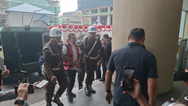 Mantan Jaksa Agung Muda Tindak Pidana Khusus (Jampidsus) Febrie Adriansyah telah tiba di Gedung Utama Kejaksaan Agung (Kejagung), Jakarta.