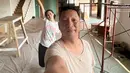 <p>Seperti inilah potret rumah Ringgo dan Sabai yang sedang direnovasi. Mereka terlihat berpose di rumahnya yang sedang direnovasi. [Foto: instagram.com/sabaidieter]</p>