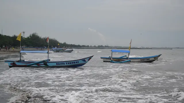 Badai siklon tropis cempaka memicu gelombang tinggi di perairan selatan Jawa dan Samudera Hindia. (Foto: Liputan6.com/Muhamad Ridlo)