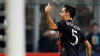 Aksi selebrasi gelandang AC Milan, Giacomo Bonaventura, usai mencetak gol ke gawang Pescara, pada laga lanjutan Serie A 2016-2017, di Stadion San Siro, Milan, Minggu (30/10/2016).  (Reuters.Alessandro Garofalo)