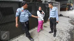 Seorang wanita yang diduga pengemis dibawa Petugas Dinas Sosial di kawasan Pasar Minggu, Jakarta, Rabu (8/3). (Liputan6.com/ Immanuel Antonius)