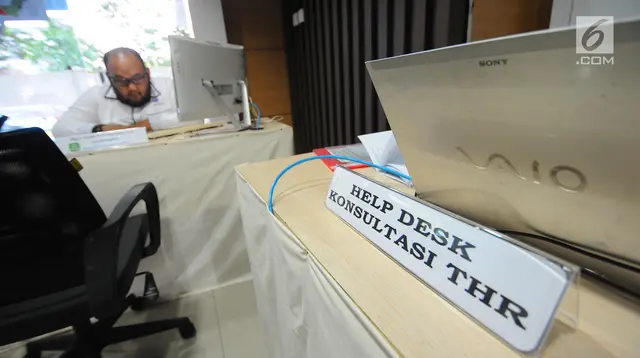 Petugas berjaga di posko pengaduan tunjangan hari raya (THR) di Kementerian Ketenagakerjaan, Jakarta, Senin (20/5/2019). Posko tersebut untuk mempermudah para pekerja menyampaikan keluhannya, terkait penerimaan hak mendapatkan THR dari perusahaan. (Liputan6.com/Angga Yuniar)