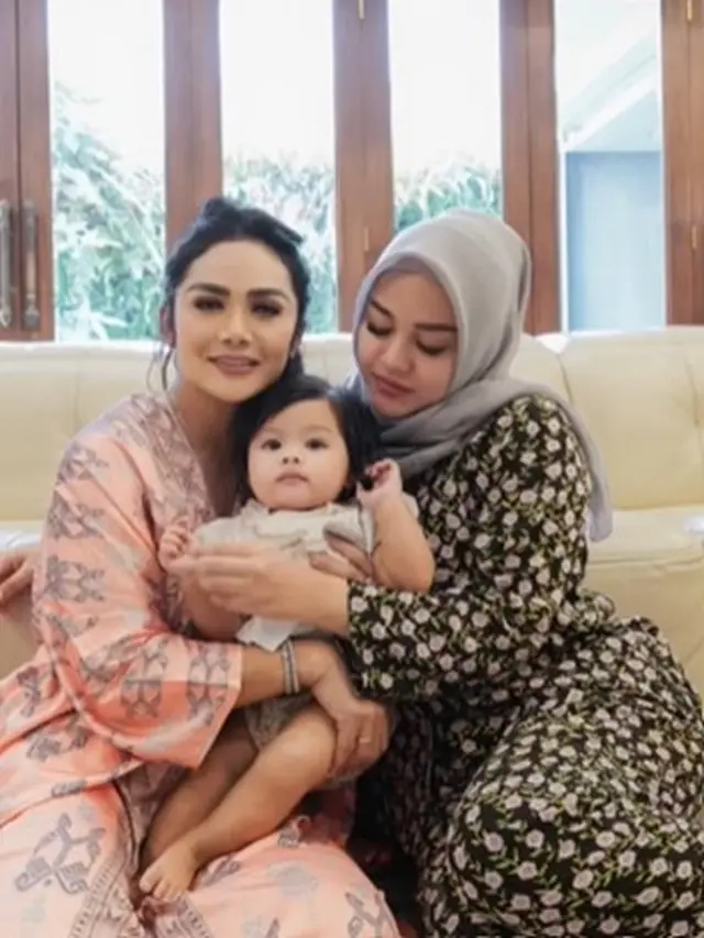 Krisdayanti dan keluarganya (Instagram/krisdayantilemos)