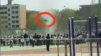 Dalam video berdurasi 44 detik yang dilansir dari situs berbagai video, bocah tersebut terangkat ke udara di depan teman-teman sekelasnya.