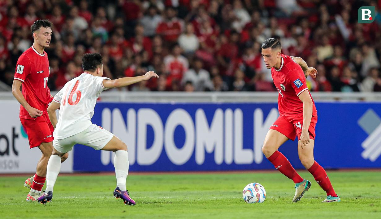 <p>Bek Timnas Indonesia, Jay Idzes (kanan) berusaha melewati adangan gelandang Vietnam, Nguyen Thai Son pada laga Grup F kualifikasi Piala Dunia 2026 Zona Asia di Stadion Utama Gelora Bung Karno (SUGBK), Senayan, Jakarta, Kamis (21/3/2024). (Bola.com/Bagaskara Lazuardi)</p>