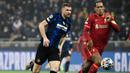 Virgil van Dijk. Di leg pertama babak 16 Besar, Liverpool dijamu Inter Milan, 16 Februari 2022. Di laga yang berakhir 2-0 untuk kemenangan Liverpool, Virgil van Dijk terpilih menjadi Man of The Match atas aksinya membendung Lautaro Martinez, Edin Dzeko dan Hakan Calhanoglu. (AFP/Filippo Monteforte)