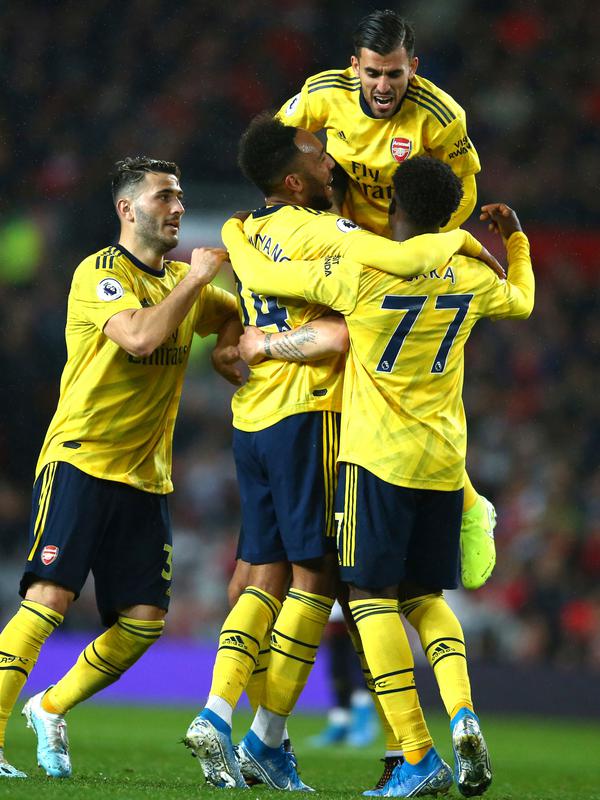 Para pemain Arsenal merayakan gol Pierre-Emerick Aubameyang (tengah) ke gawang Manchester United dalam lanjutan Liga Inggris di Old Trafford, Manchester, Inggris, Senin (30/9/2019). Pertandingan berakhir 1-1. (AP Photo/Dave Thompson)
