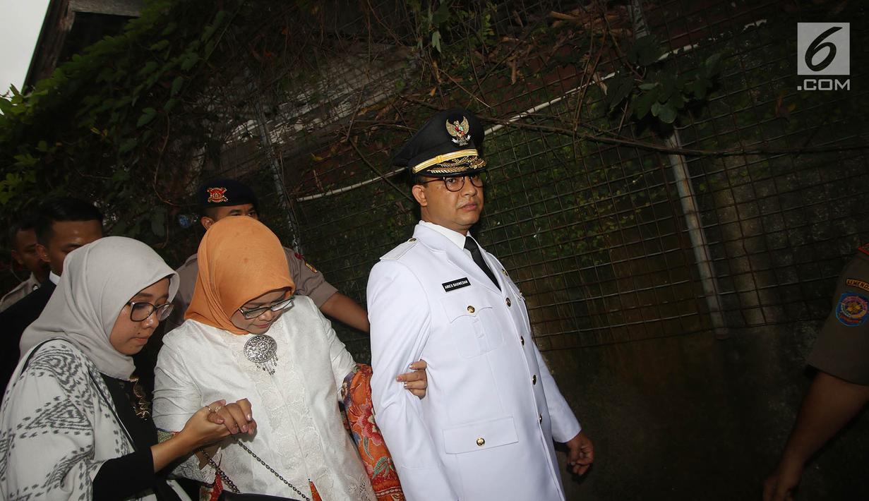 Gubernur DKI terpilih, Anies Baswedan dan istrinya, Rafi Fery Farhati berjalan menuju mobil di kediamannya kawasan Lebak Bulus, Jakarta, Senin (16/10). Anies akan menuju Majid Sunda Kelapa untuk menemui Sandiaga Uno. (Liputan6.com/Immanuel Antonius)
