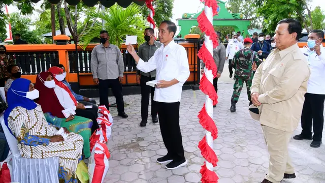 Jokowi dan Prabowo Bagikan Bansos di Maluku