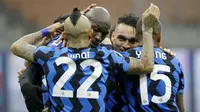 Para pemain Inter Milan merayakan gol yang dicetak oleh Romelu Lukaku ke gawang Spezia pada laga Liga Italia di Stadion Giuseppe Meazza, Minggu (20/12/2020). Inter Milan menang dengan skor 2-1. (AP/Luca Bruno)