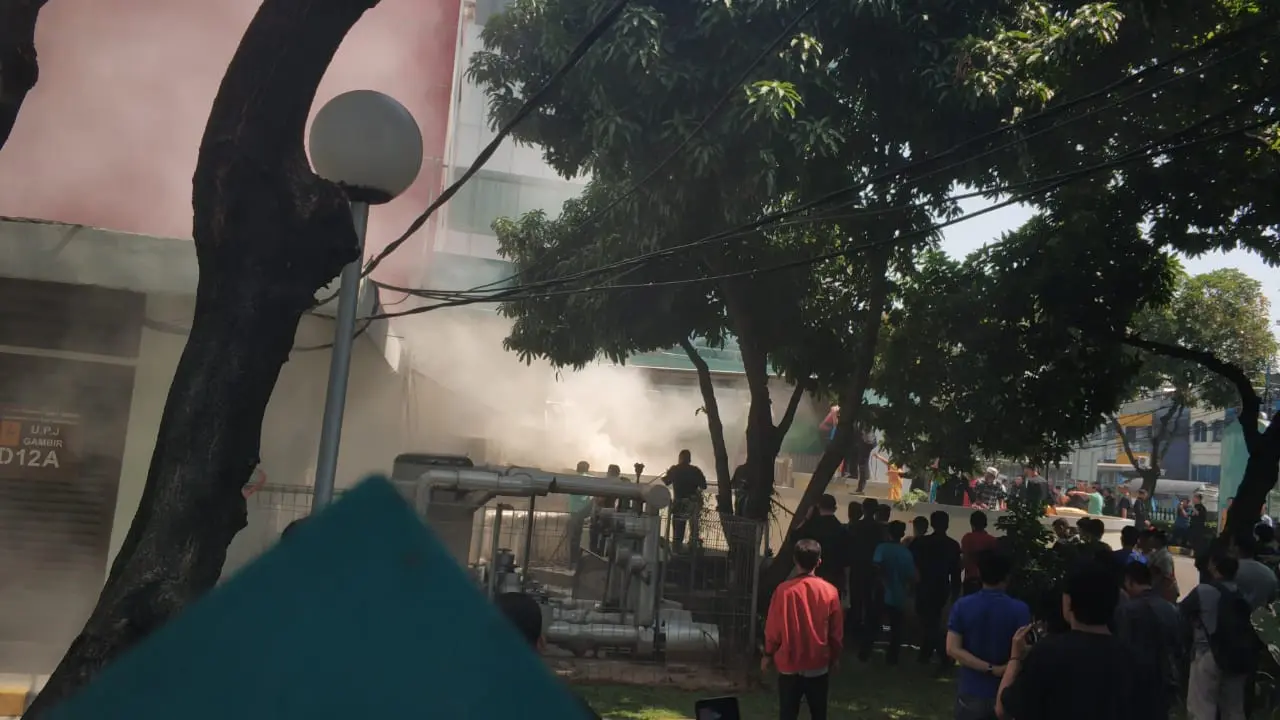 Asap membumbung di dekat gardu listrik di RSUD Tarakan, Jakarta Pusat