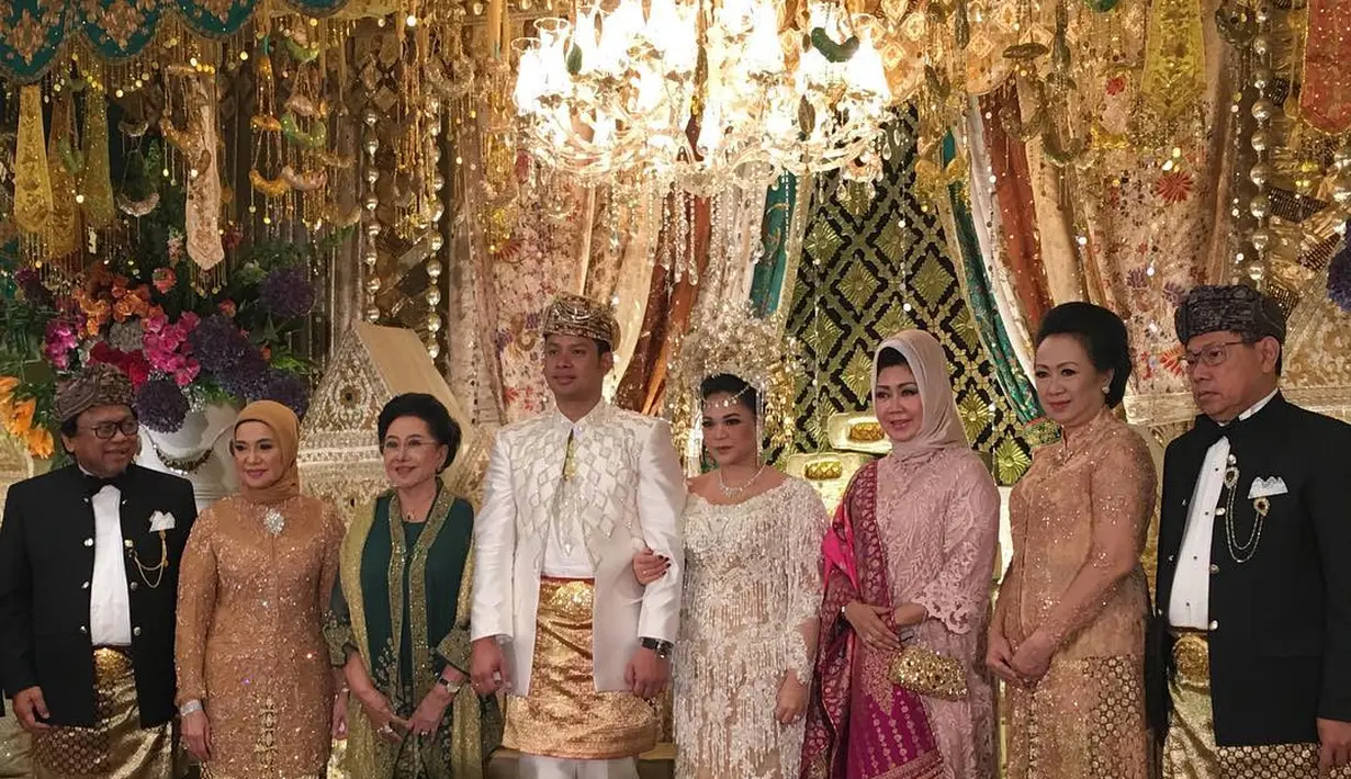 Elegannya penampilan Mooryati Soedibyo saat kondangan. Beliau mengenakan kebaya hijau dengan bordir emas yang serasi dan menambah kesan mewah. [Foto: Instagram/mooryatisoedibyo]