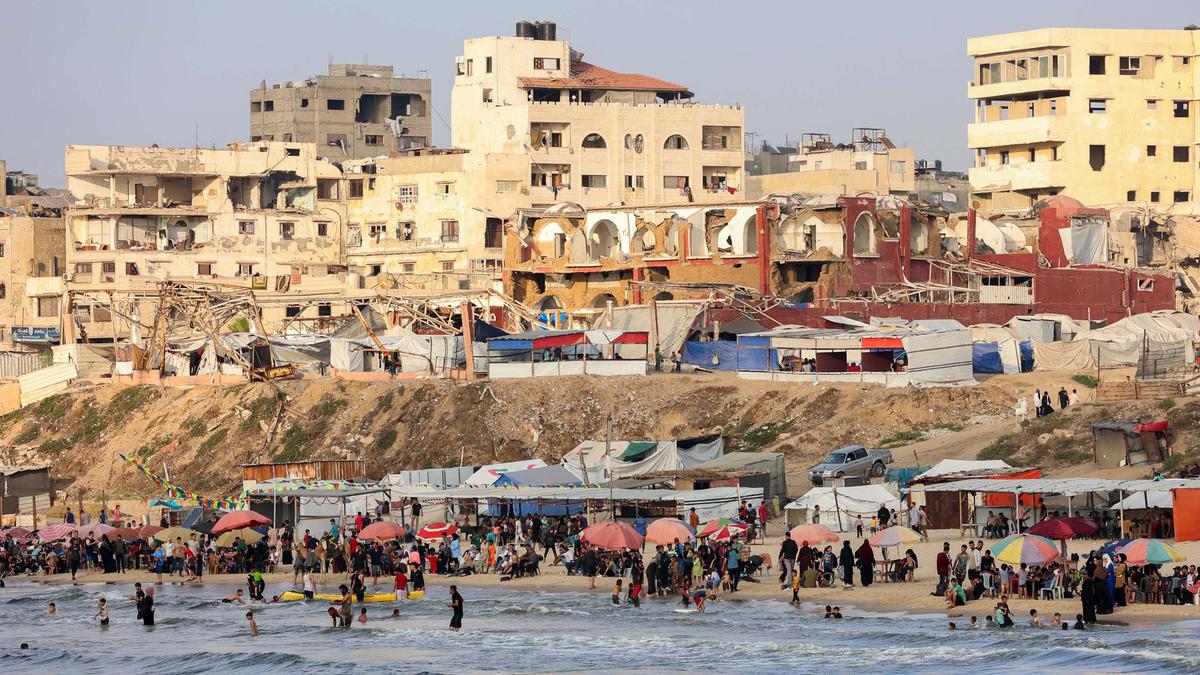 Hindari Cuaca Panas, Warga Gaza Tinggalkan Tenda Pengungsian dan Berkumpul di Pantai