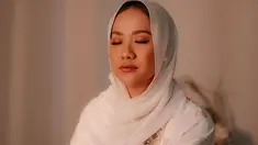 Bunga Citra Lestari memang selalu tampil menawan di setiap gaya penampilannya. Penampilan BCL saat berkerudung pun membuat pelantun lagu Cinta Sejati curi perhatian publik. Banyak yang semakin terpukau dengan kecantikan BCL saat berkerudung. (Liputan6.com/IG/bclsinclair)