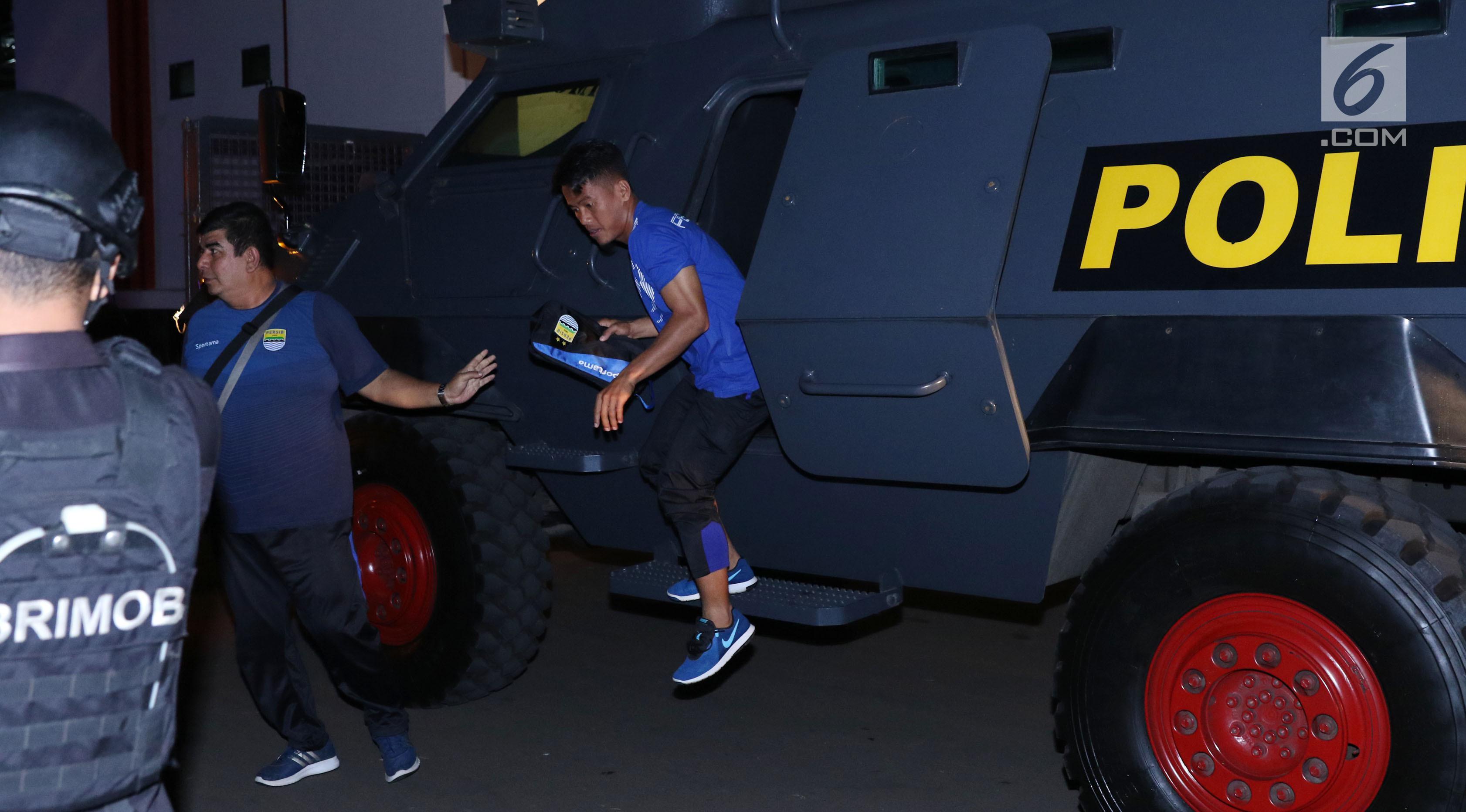 Pemain Persib turun dari kendaraan taktis milik Korps Brimob Polri jelang latihan resmi di Stadion PTIK, Jumat (29/6). Persib akan melakoni laga tandang tunda pekan ke-6 melawan Persija, Sabtu (30/6). (Liputan6.com/Helmi Fithriansyah)