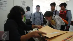 Pelamar mengantri di salah satu stand perusahaan yang membuka lowongan kerja pada Job for Career di Stadion Gelora Bung Karno Jakarta, Rabu (30/9/2015). Tingginya angka pencari kerja menjadikan bursa kerja ramai peminat. (Liputan6.com/Helmi Fithriansyah)