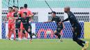 Pemain Bhayangkara FC, Sani Rizki (kiri) melakukan selebrasi usai mencetak gol kedua timnya ke gawang Borneo FC pada laga pekan ke-10 BRI Liga 1 2022/2023 antara Bhayangkara FC melawan Borneo FC di Stadion Wibawa Mukti, Cikarang, Selasa (13/09/2022). (Bola.com/M Iqbal Ichsan)