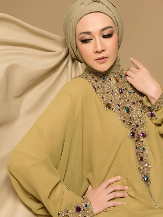 Terlihat Awet Muda, Ini 6 Gaya Pemotretan Dina Lorenza yang Menawan