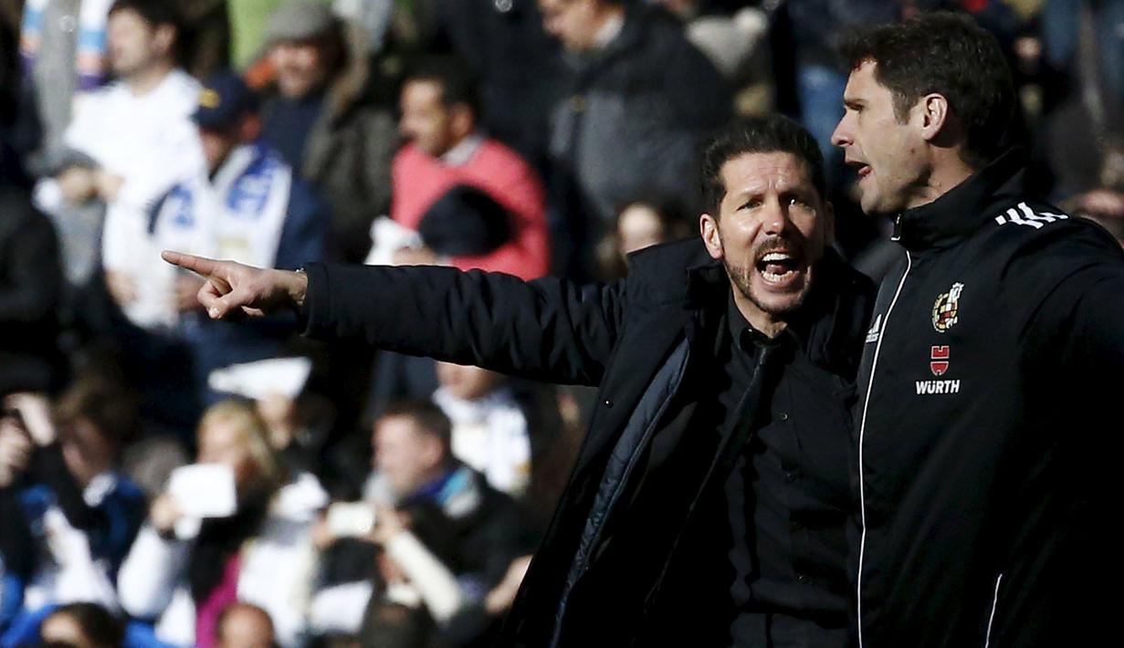 Pelatih  Atletico Madrid, Diego Simeone melakukan protes atas keputusan wasit pada lanjutan La Liga Spanyol pekan ke-26 di Stadion Santiago Bernabeu, Sabtu (27/2/2016) Malam WIB.  (REUTERS/Juan Medina)