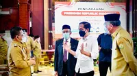 Jokowi saat memberikan pengarahan kepada Forum Koordinasi Pimpinan Daerah (Forkopimda) se-Provinsi Aceh di Kompleks Pendopo Gubernur Aceh di Kota Banda Aceh, Provinsi Aceh, Kamis (16/9/2021).